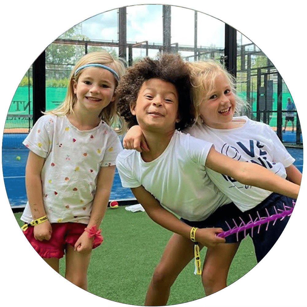 Lachende kinderen op padelveld.